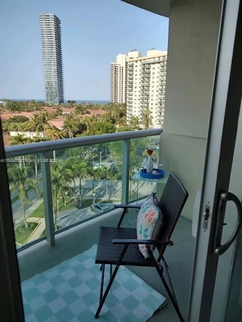 19380 Collins Ave, #724