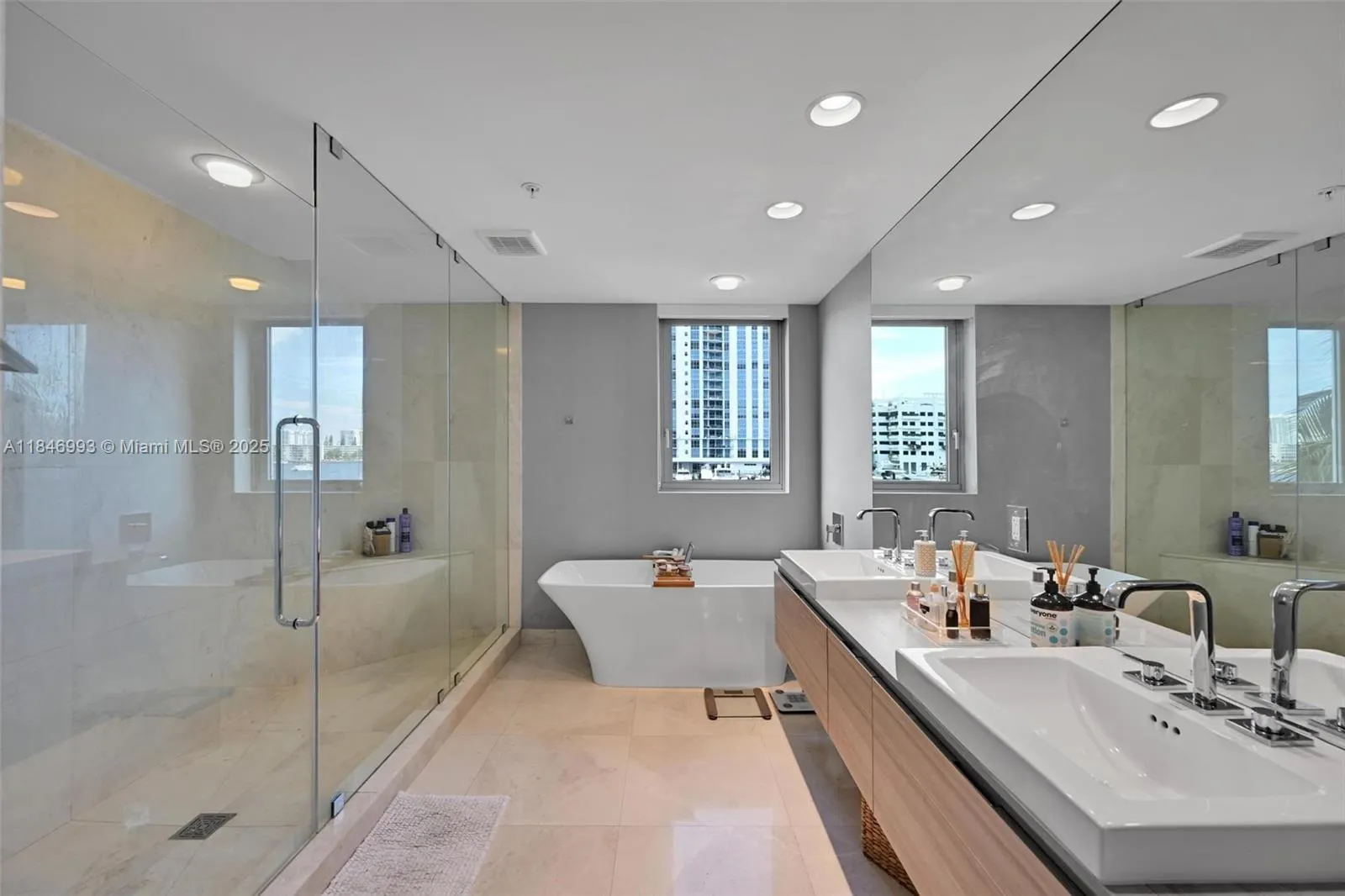 17111 Biscayne Blvd, #207