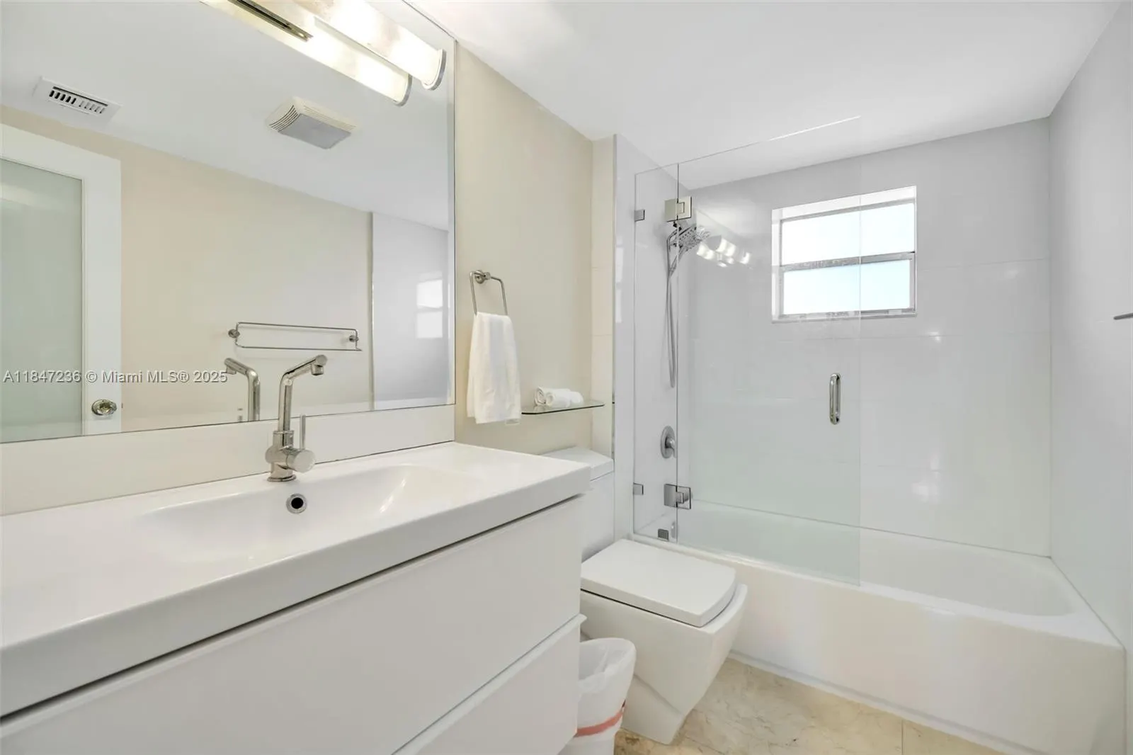 100 Edgewater Dr, #240