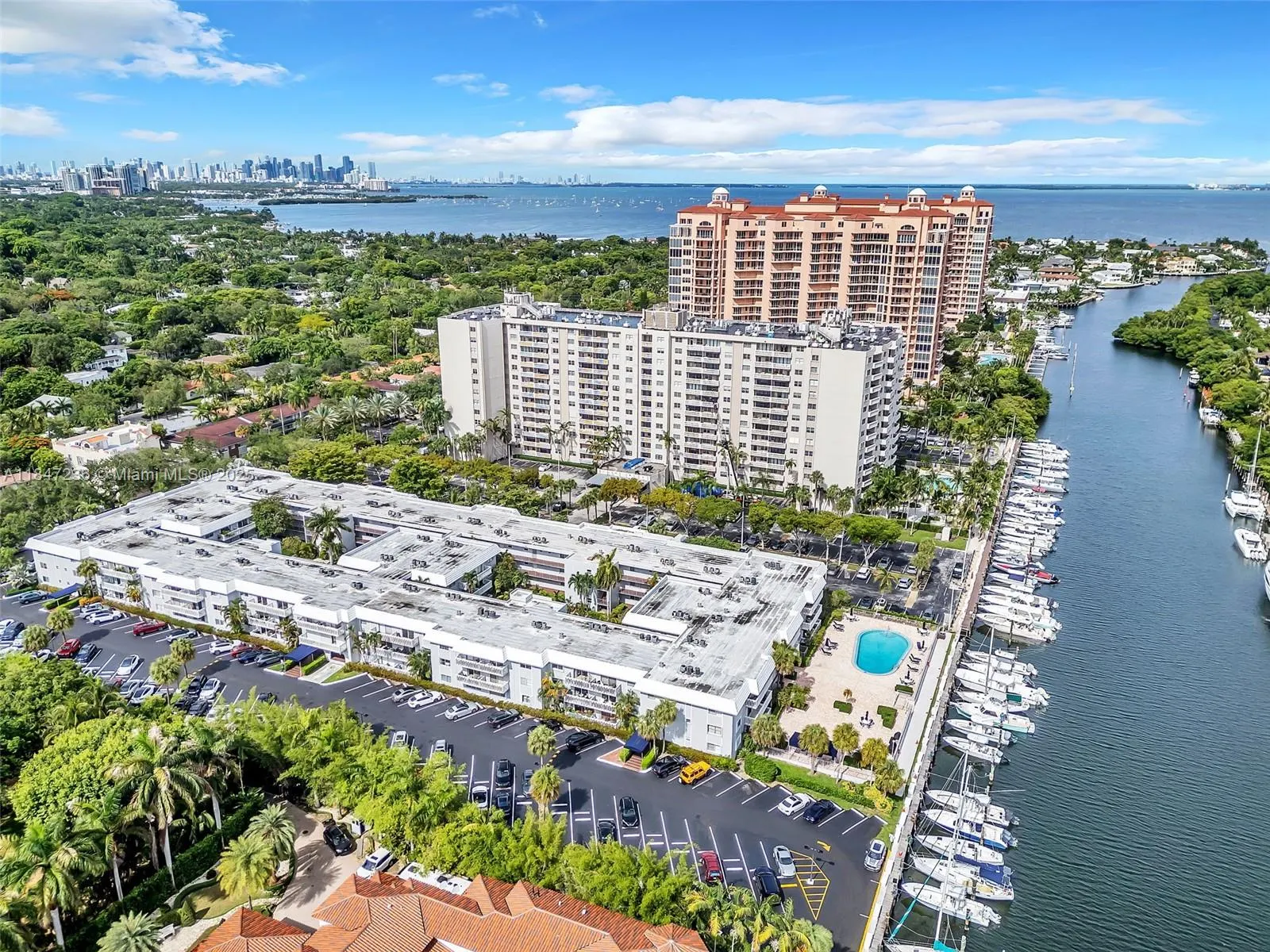 100 Edgewater Dr, #240