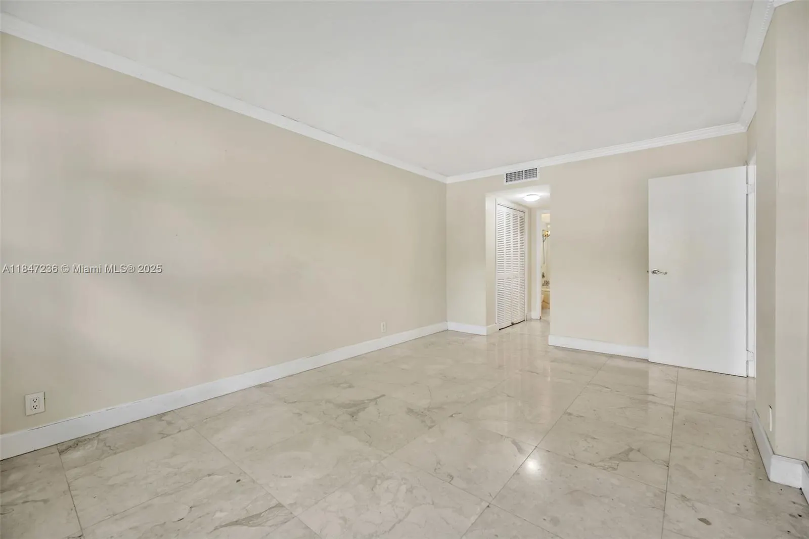 100 Edgewater Dr, #240