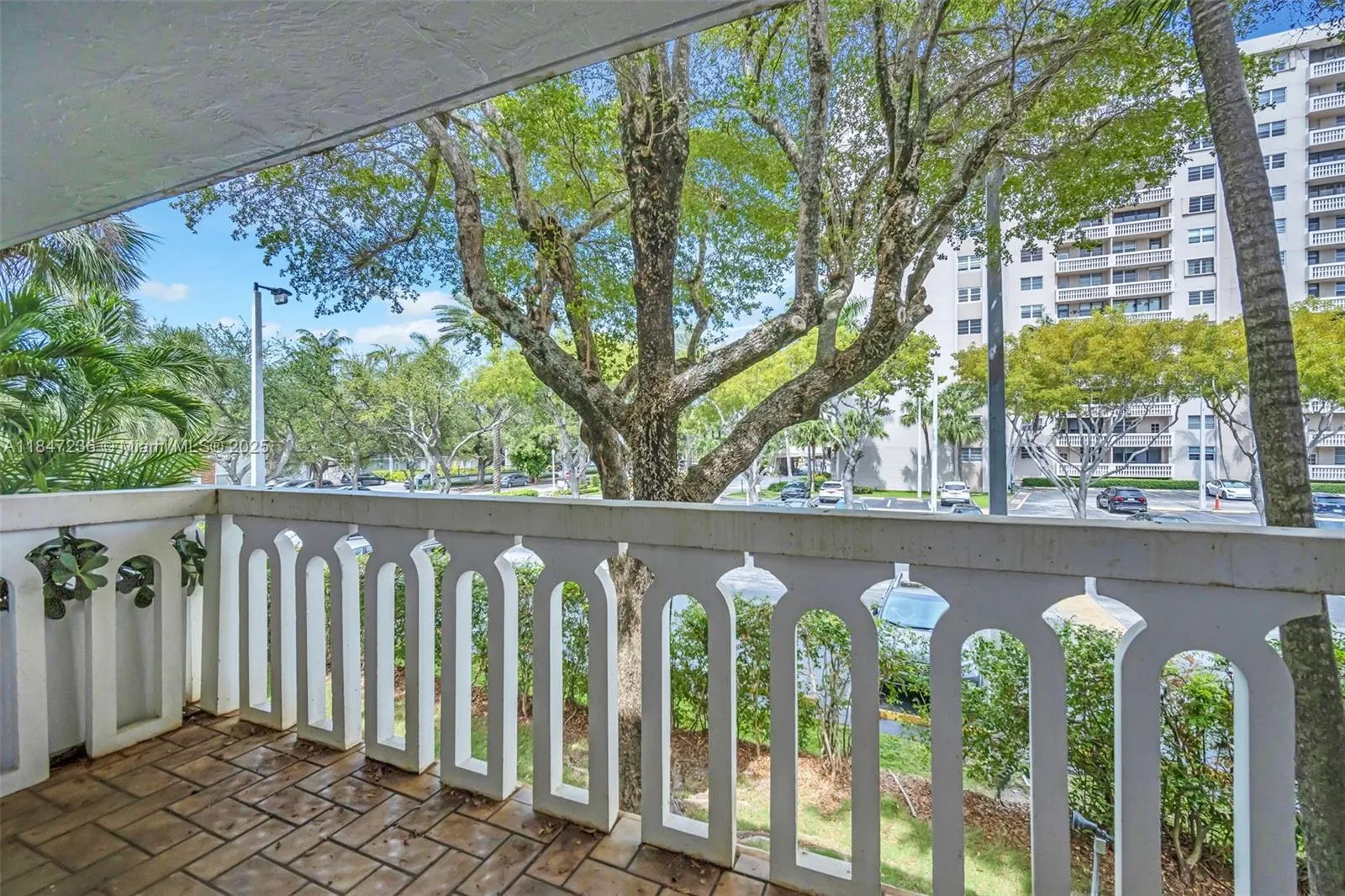 100 Edgewater Dr, #240