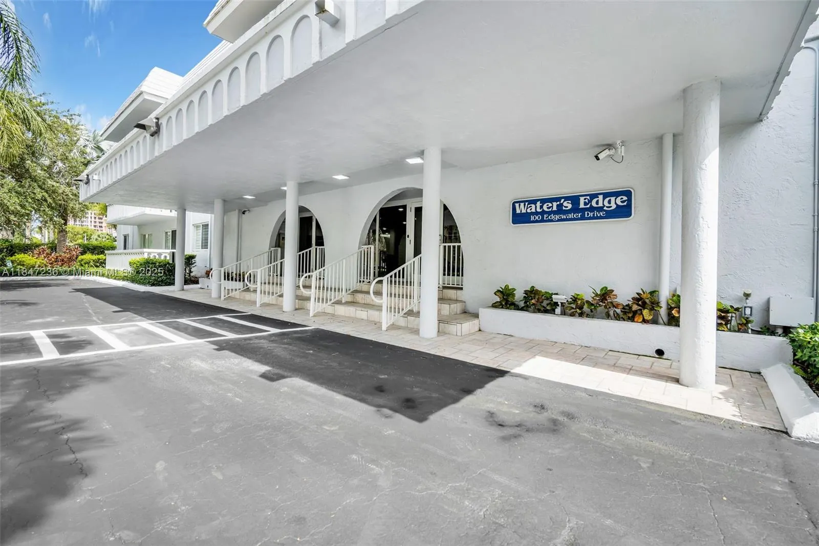 100 Edgewater Dr, #240