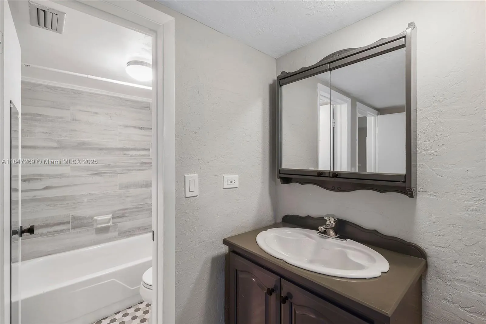 1205 Mariposa Ave, #320