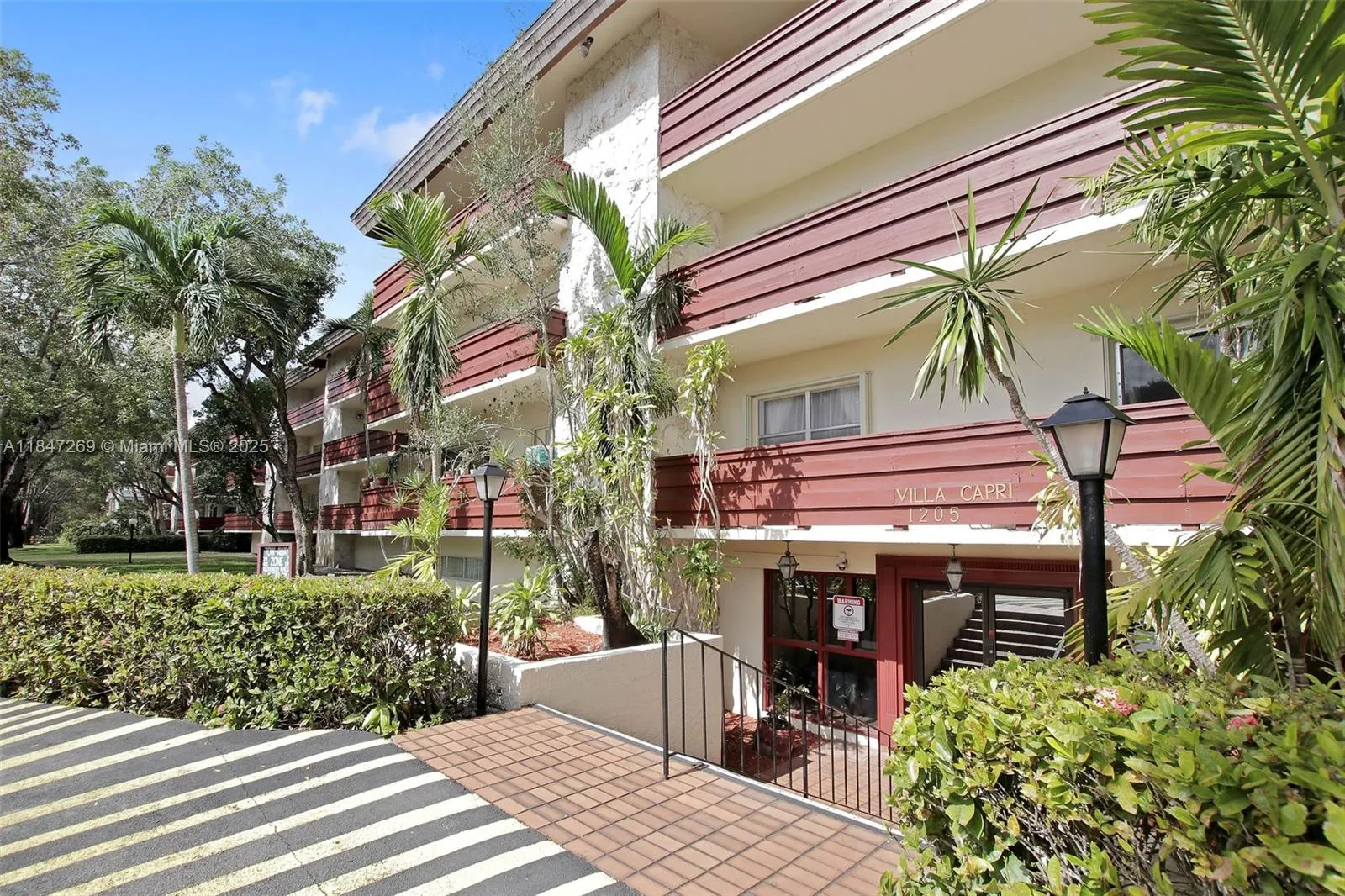 1205 Mariposa Ave, #320