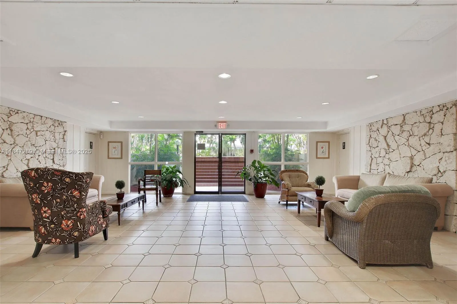 1205 Mariposa Ave, #320