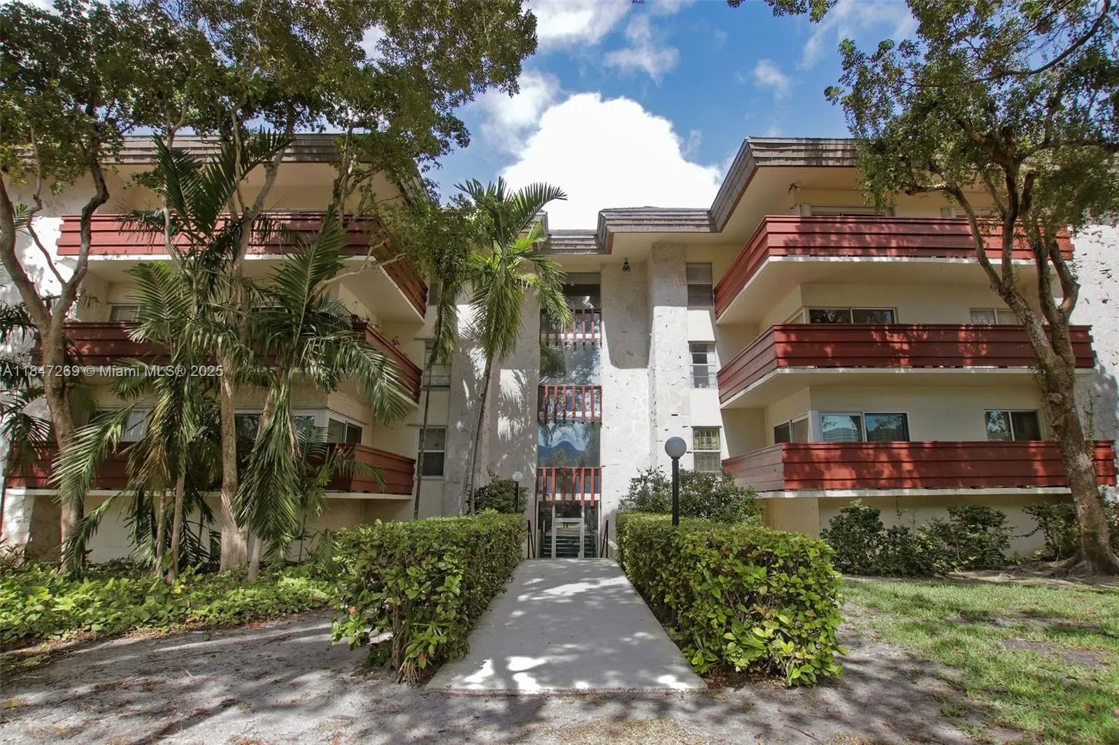 1205 Mariposa Ave, #320