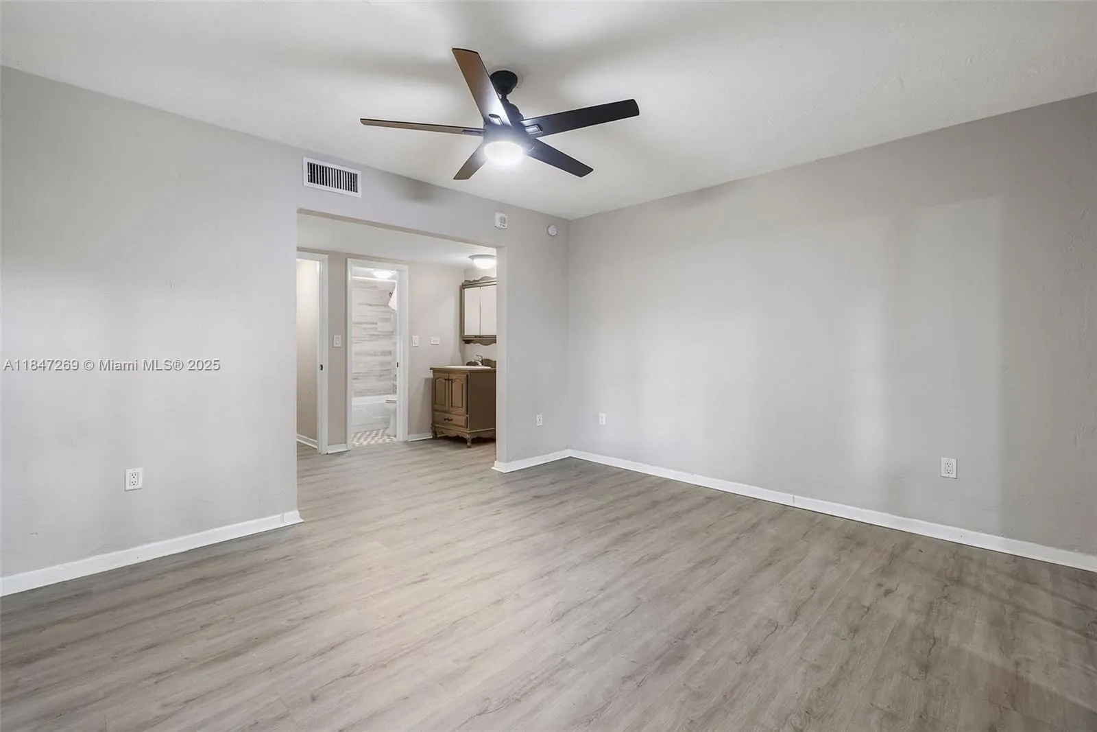 1205 Mariposa Ave, #320
