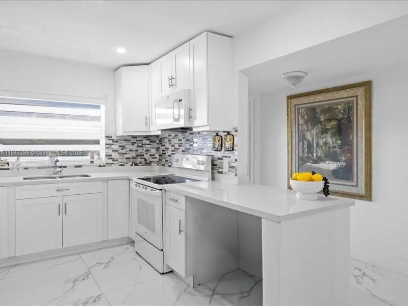 9330 Sunrise Lakes Blvd, #304