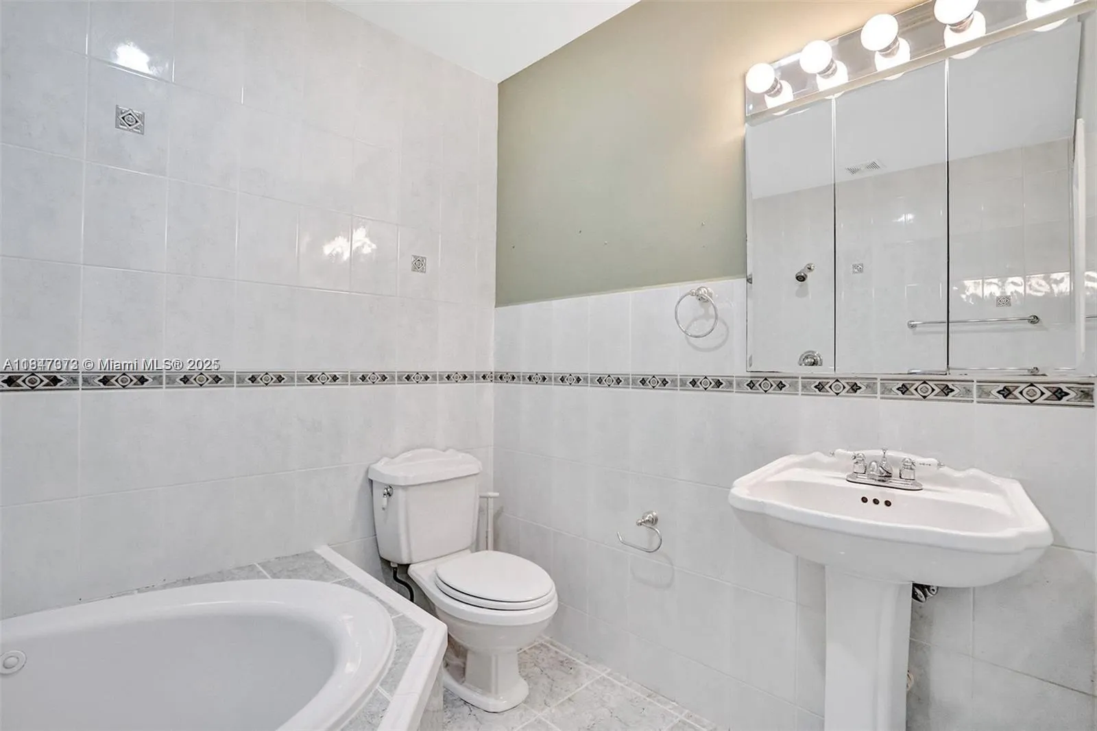 281 NE 169th St