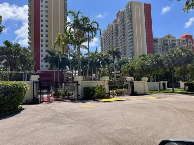 16909 N Bay Rd, #320