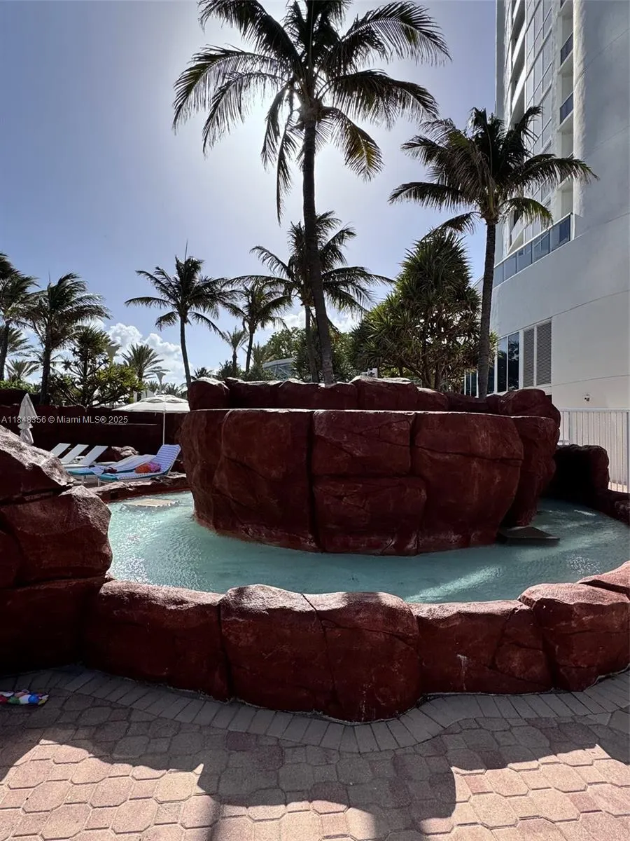 18201 Collins Ave, #604