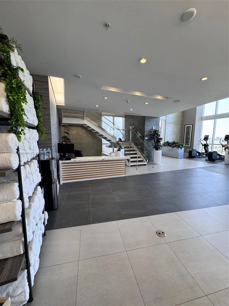 18201 Collins Ave, #604