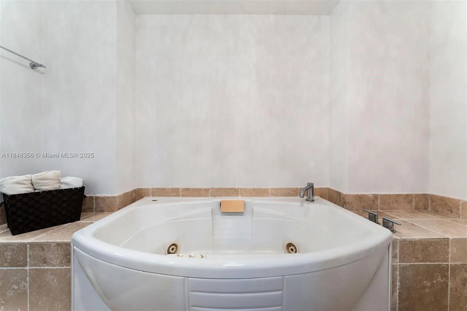 18201 Collins Ave, #604