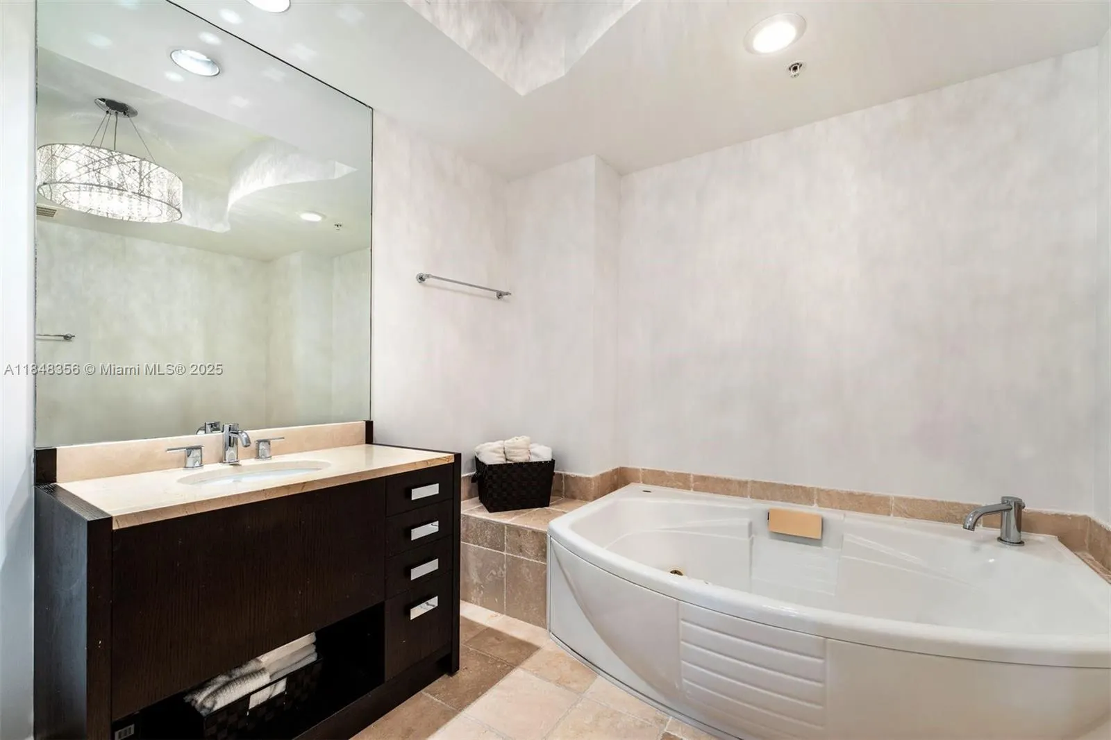 18201 Collins Ave, #604