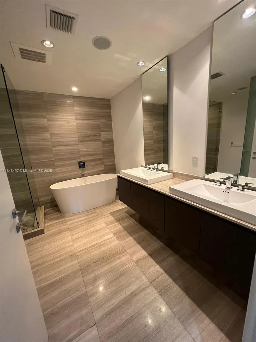 3250 NE 188 St, #403