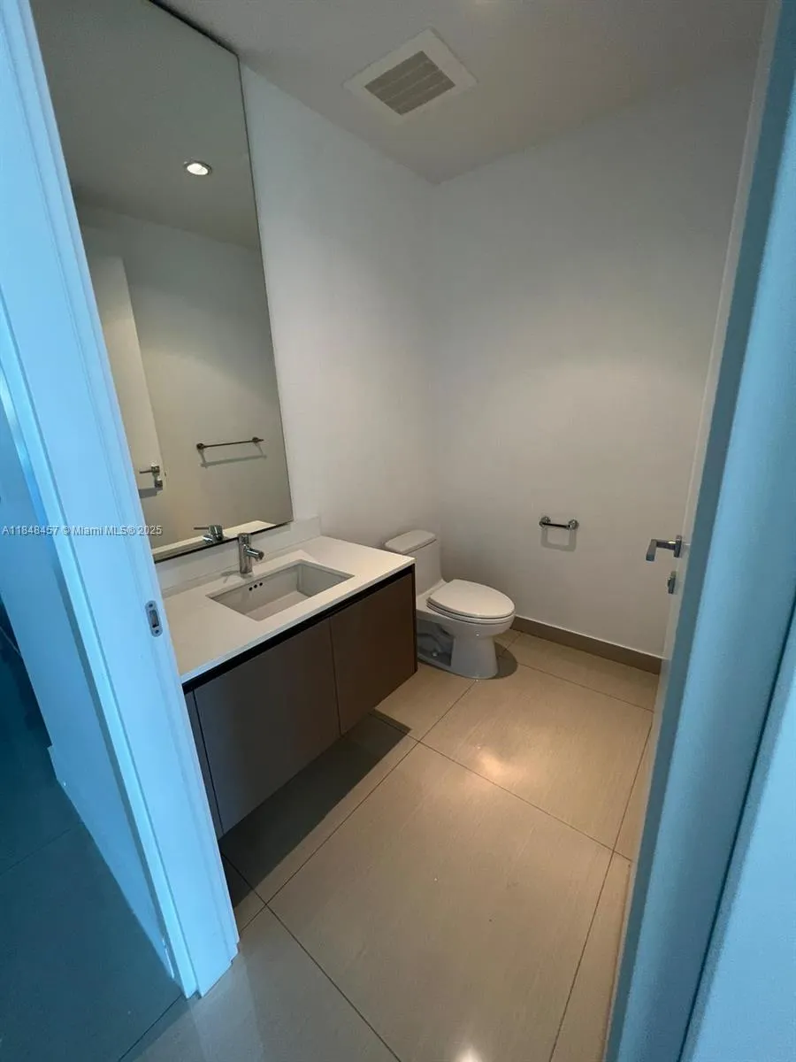 3250 NE 188 St, #403