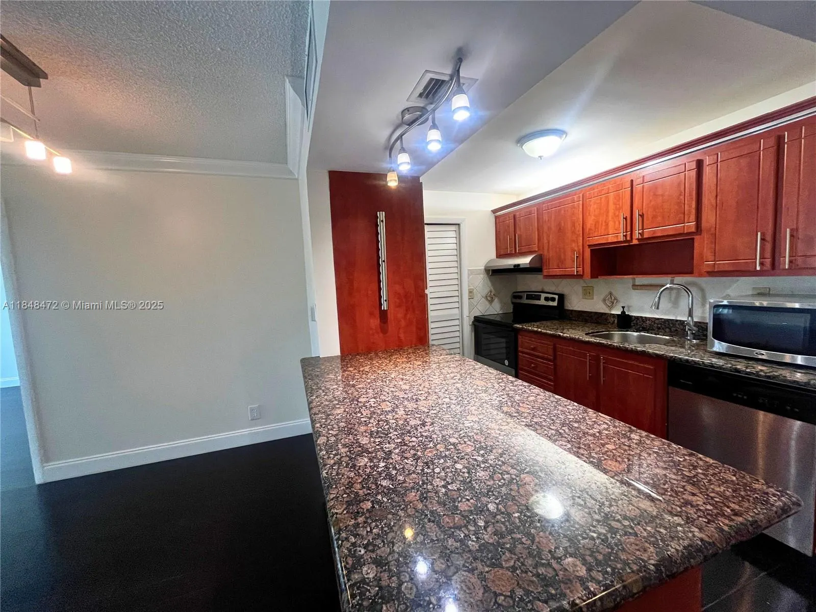 100 Lakeview Dr, #202