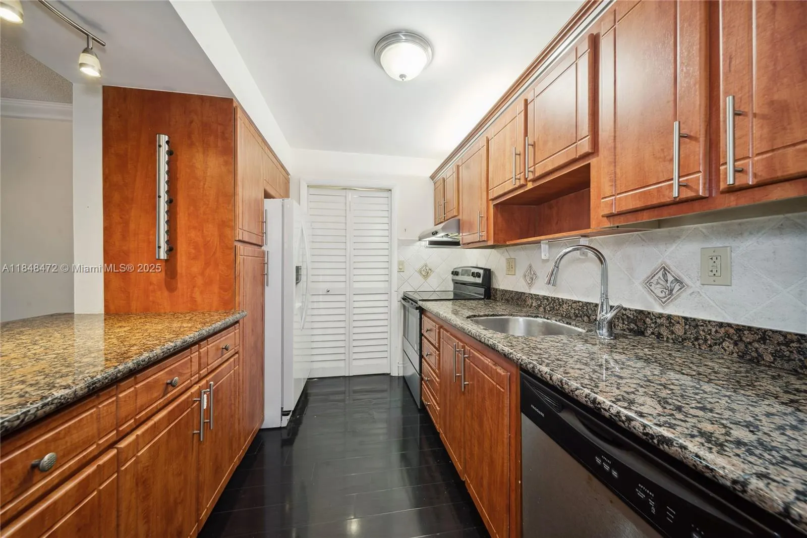 100 Lakeview Dr, #202
