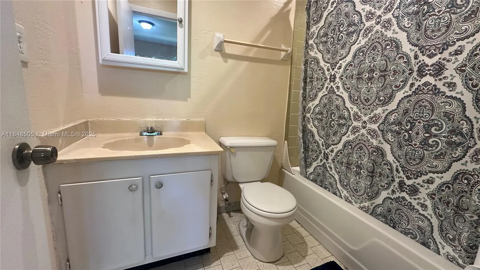 8060 Fairview Dr, #208