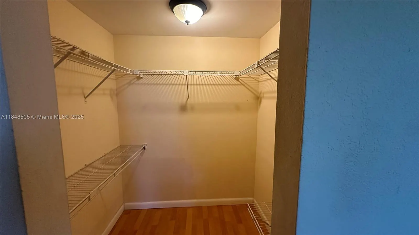 8060 Fairview Dr, #208