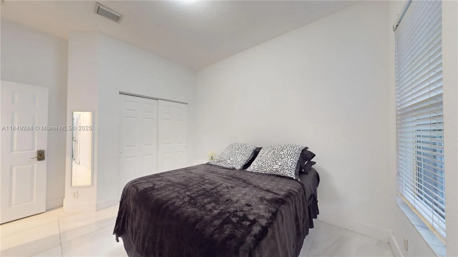 1946 Harbor View Cir