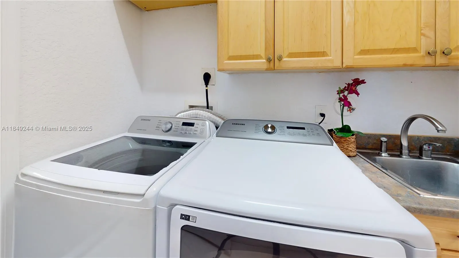 1946 Harbor View Cir