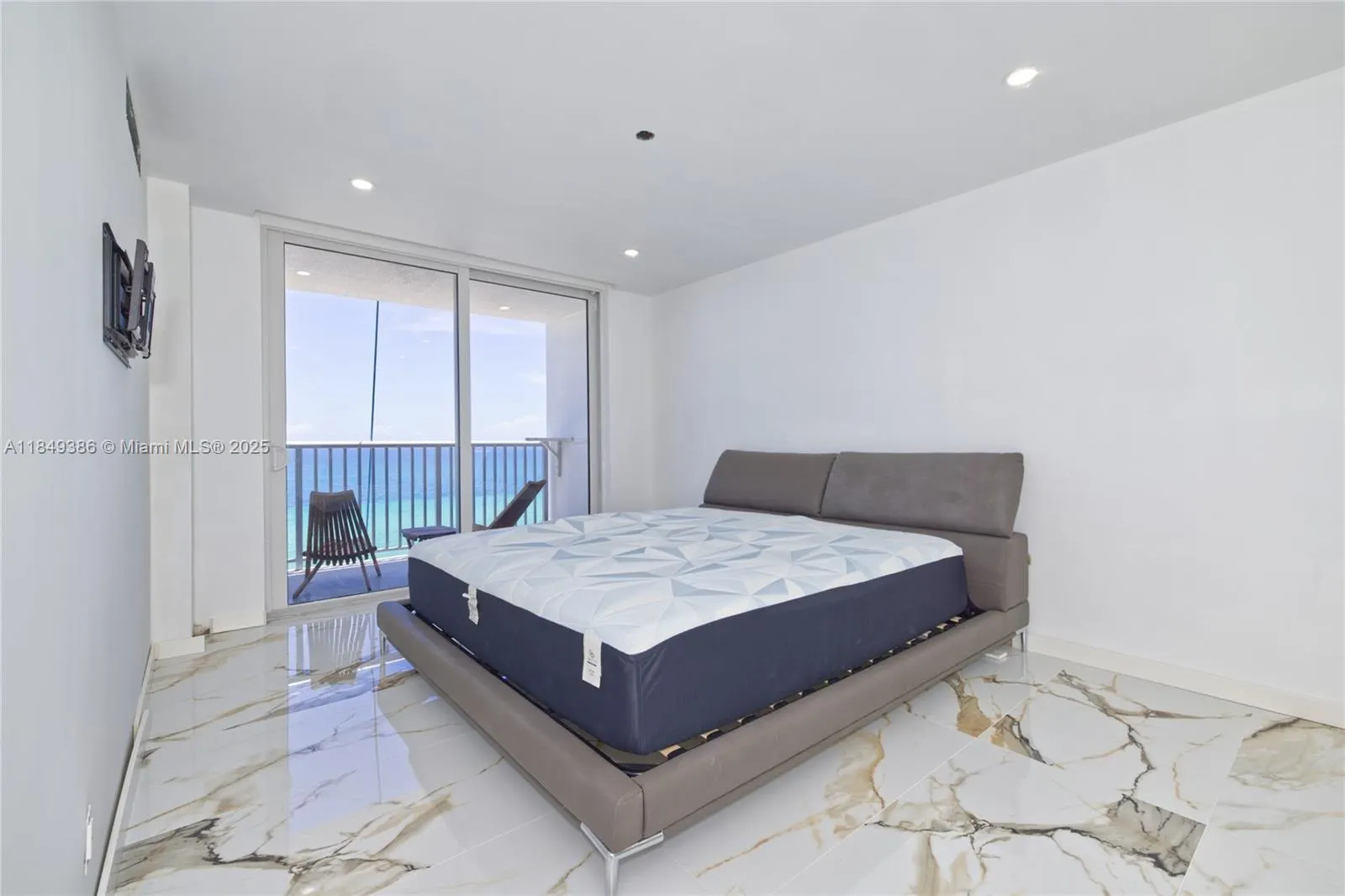400 N Surf Rd, #1002