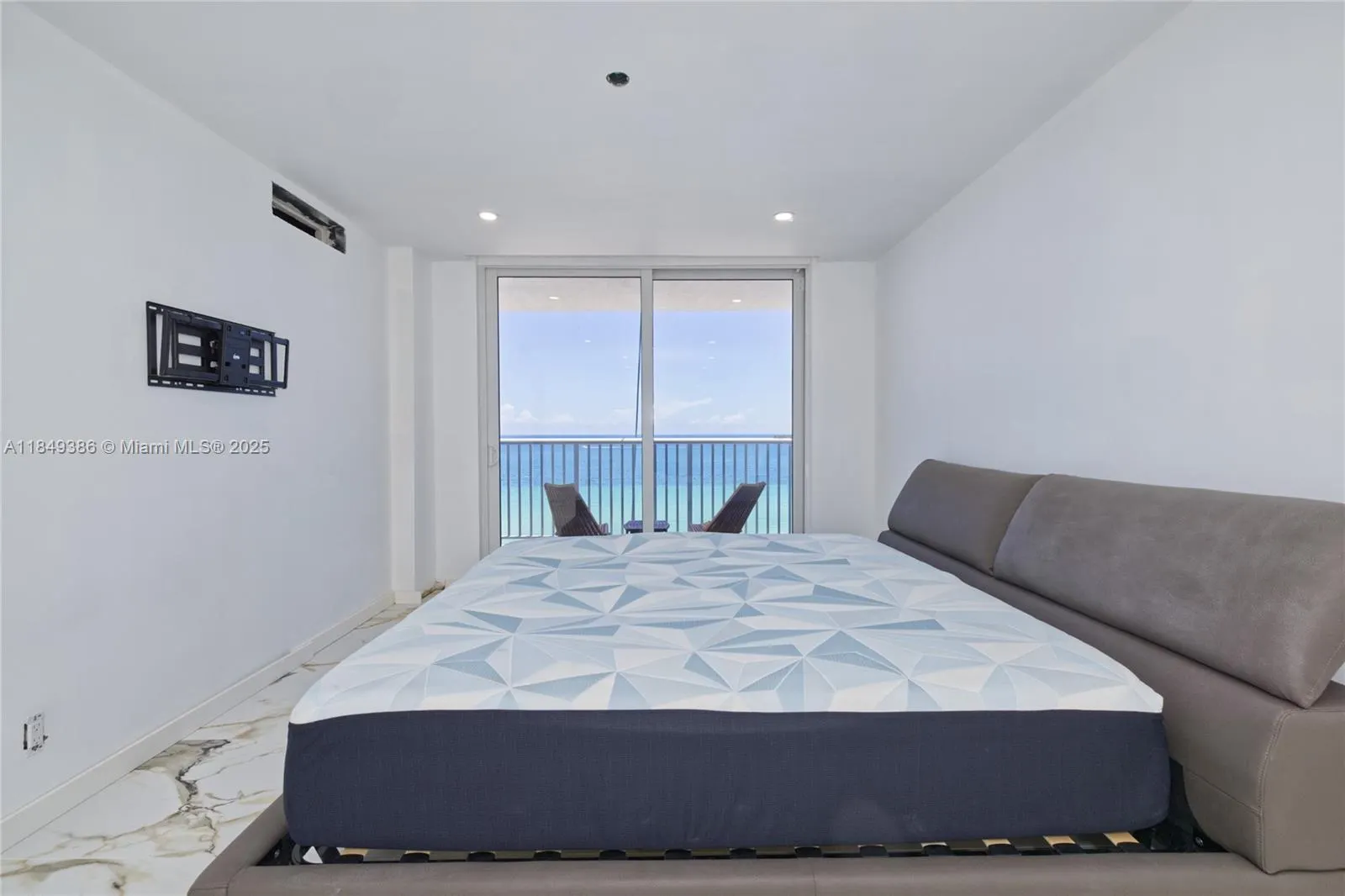 400 N Surf Rd, #1002