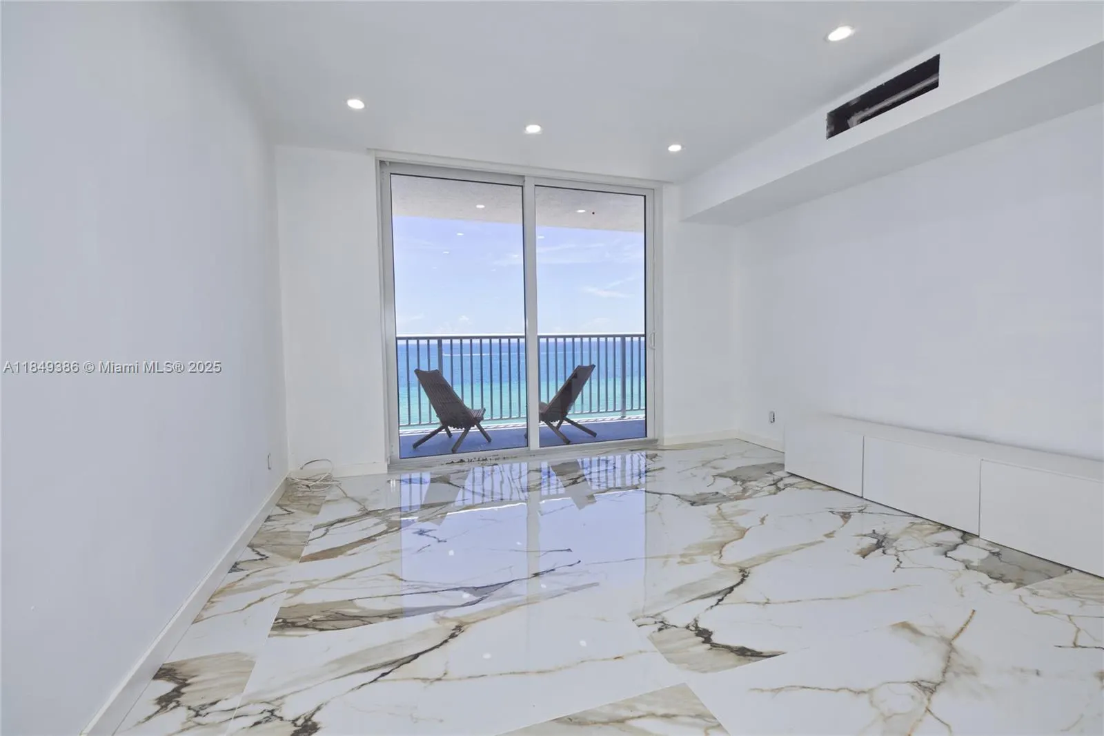 400 N Surf Rd, #1002