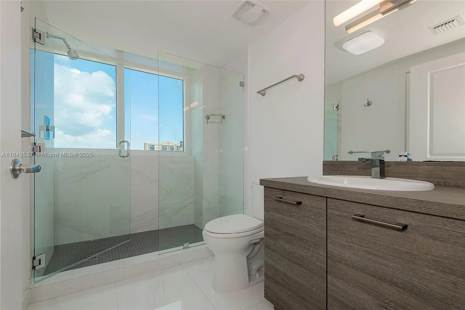 400 Sunny Isles Blvd, #1819