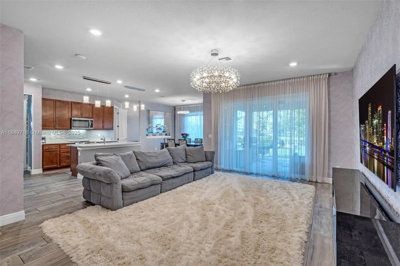 3813 Greenway Dr