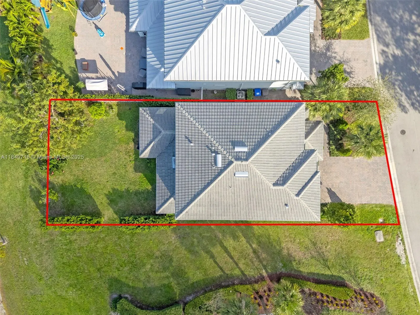 3813 Greenway Dr