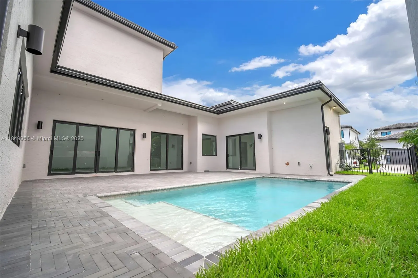 5718 W Ashwood Cir W