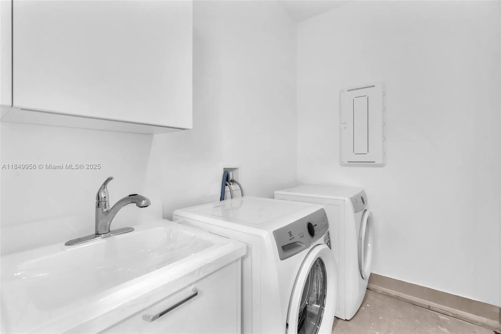 5718 W Ashwood Cir W