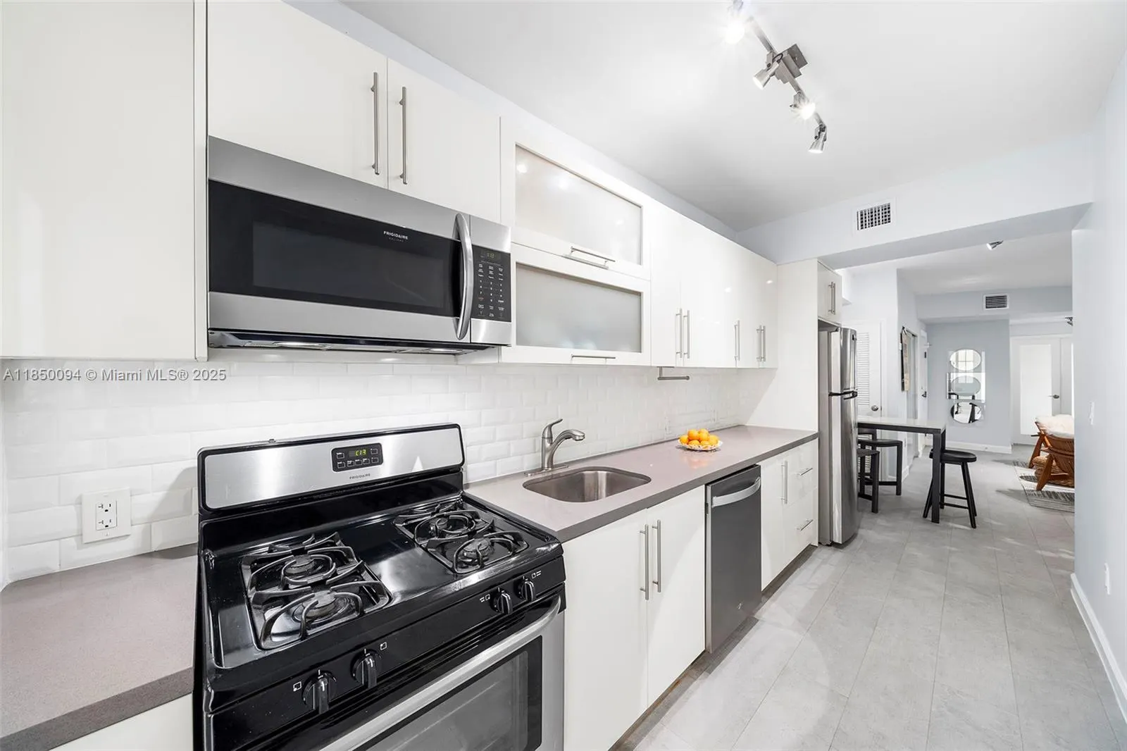 1569 Michigan Ave, #10