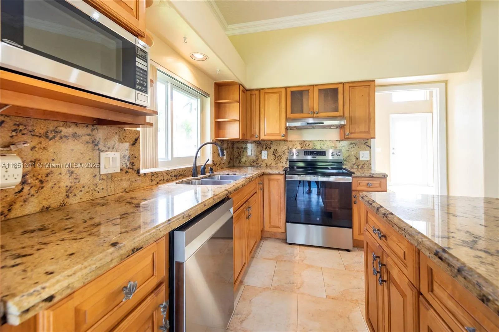 1075 San Luis Rey
