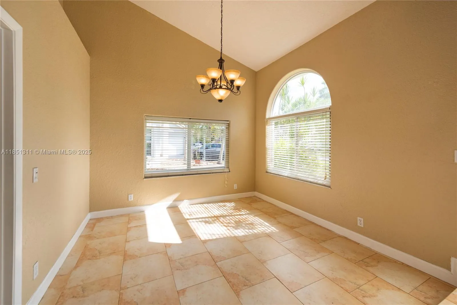 1075 San Luis Rey