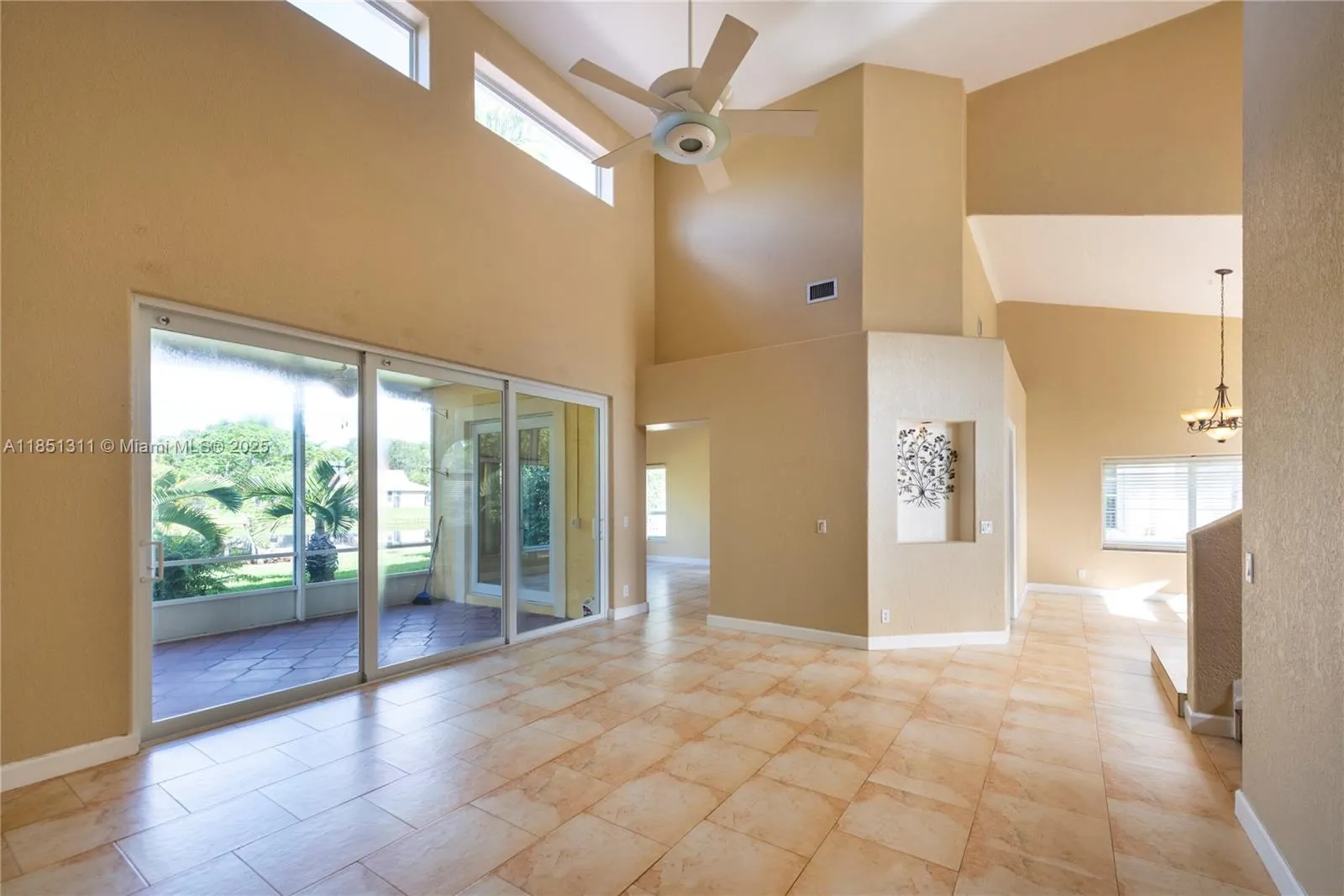 1075 San Luis Rey