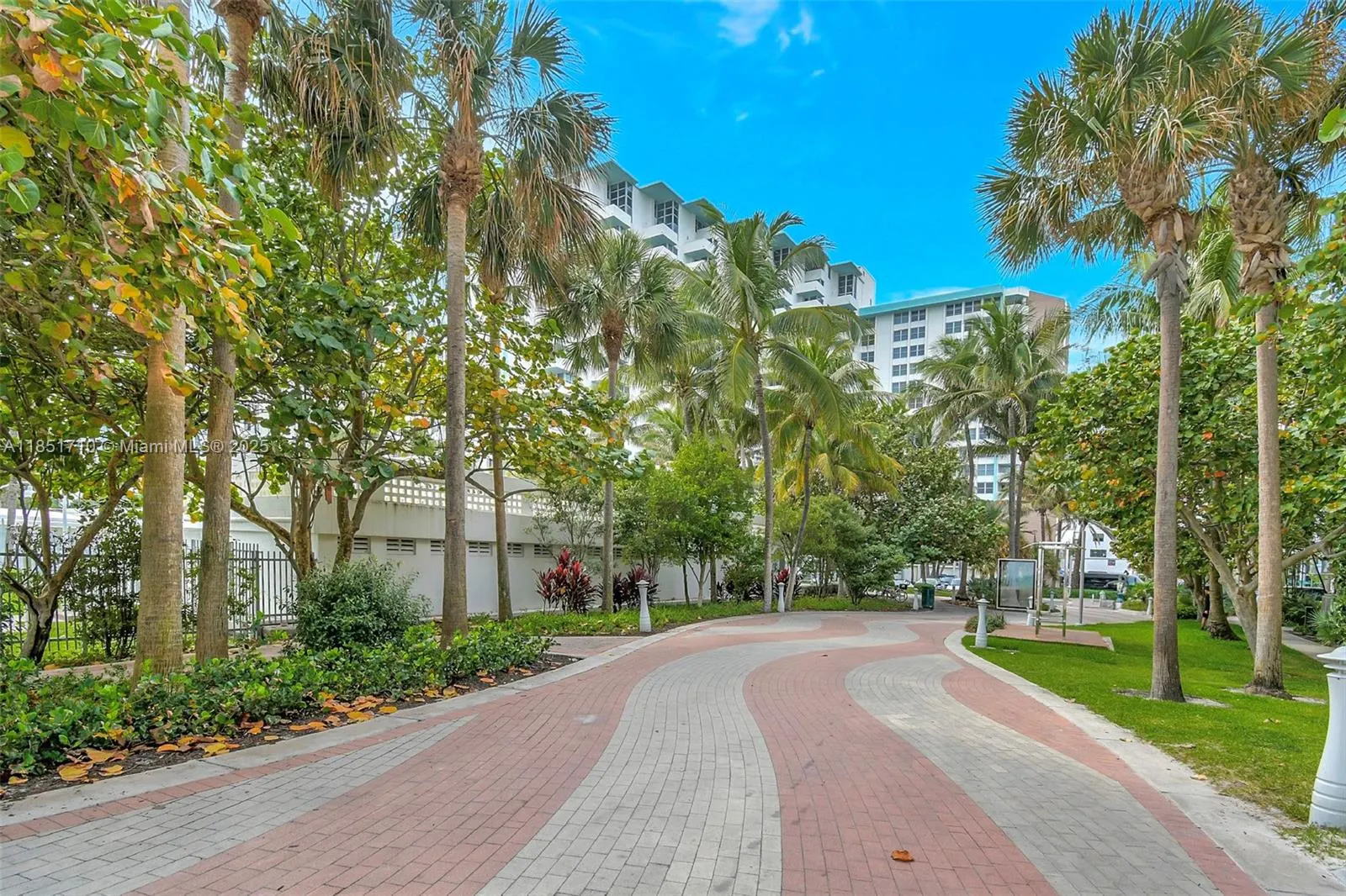 2924 Collins Avenue, #303