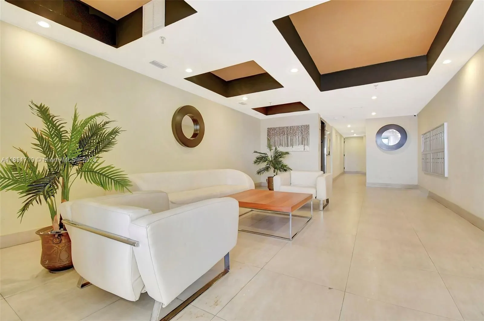 2924 Collins Avenue, #303