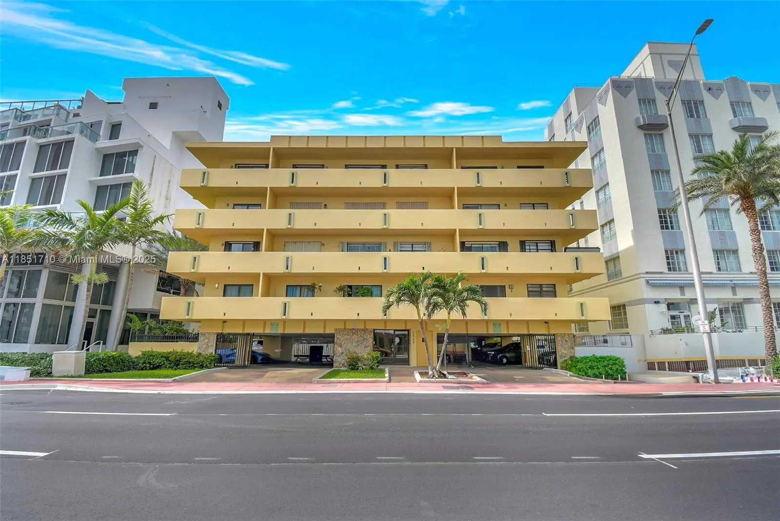 2924 Collins Avenue, #303
