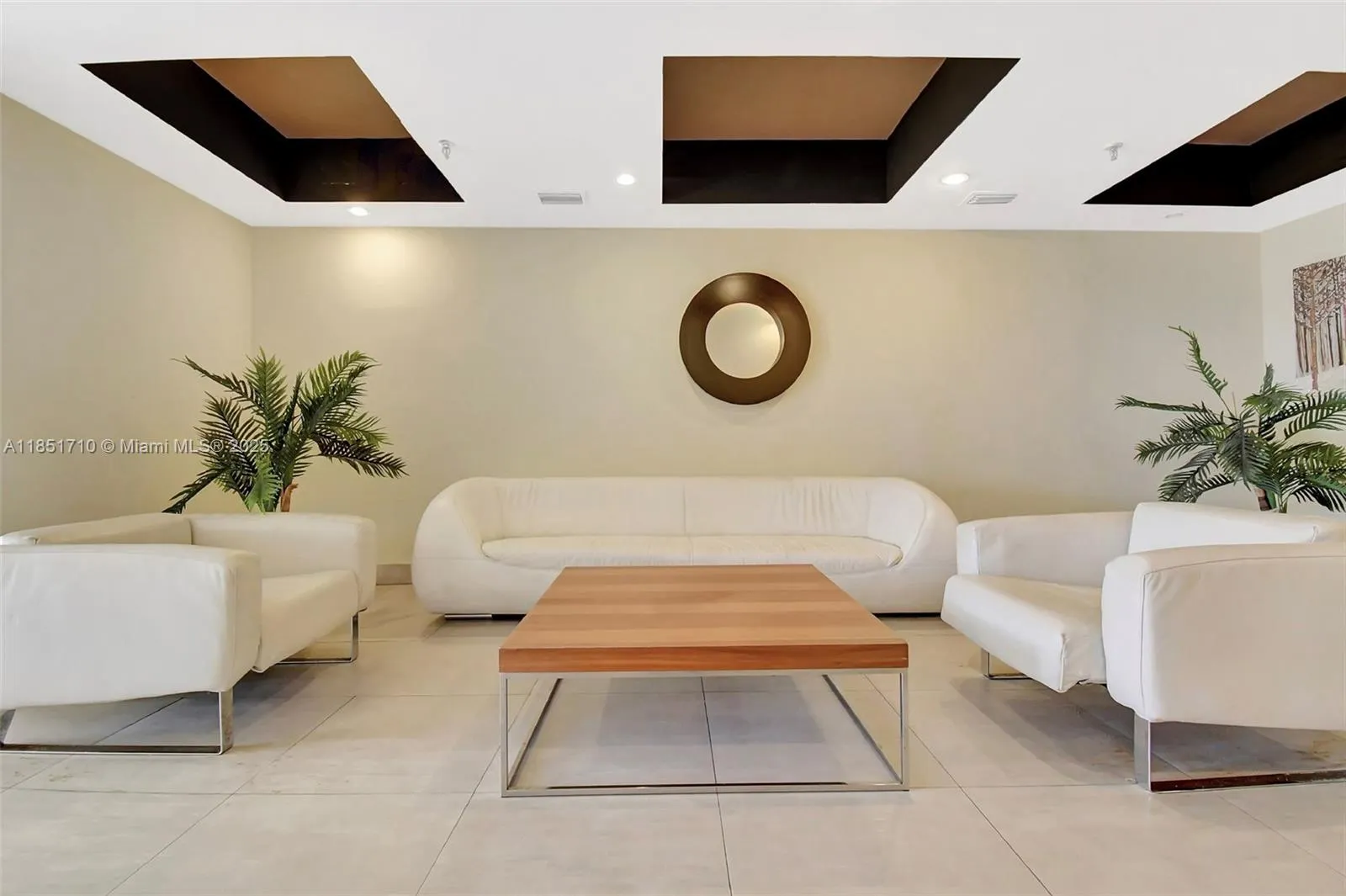 2924 Collins Avenue, #303