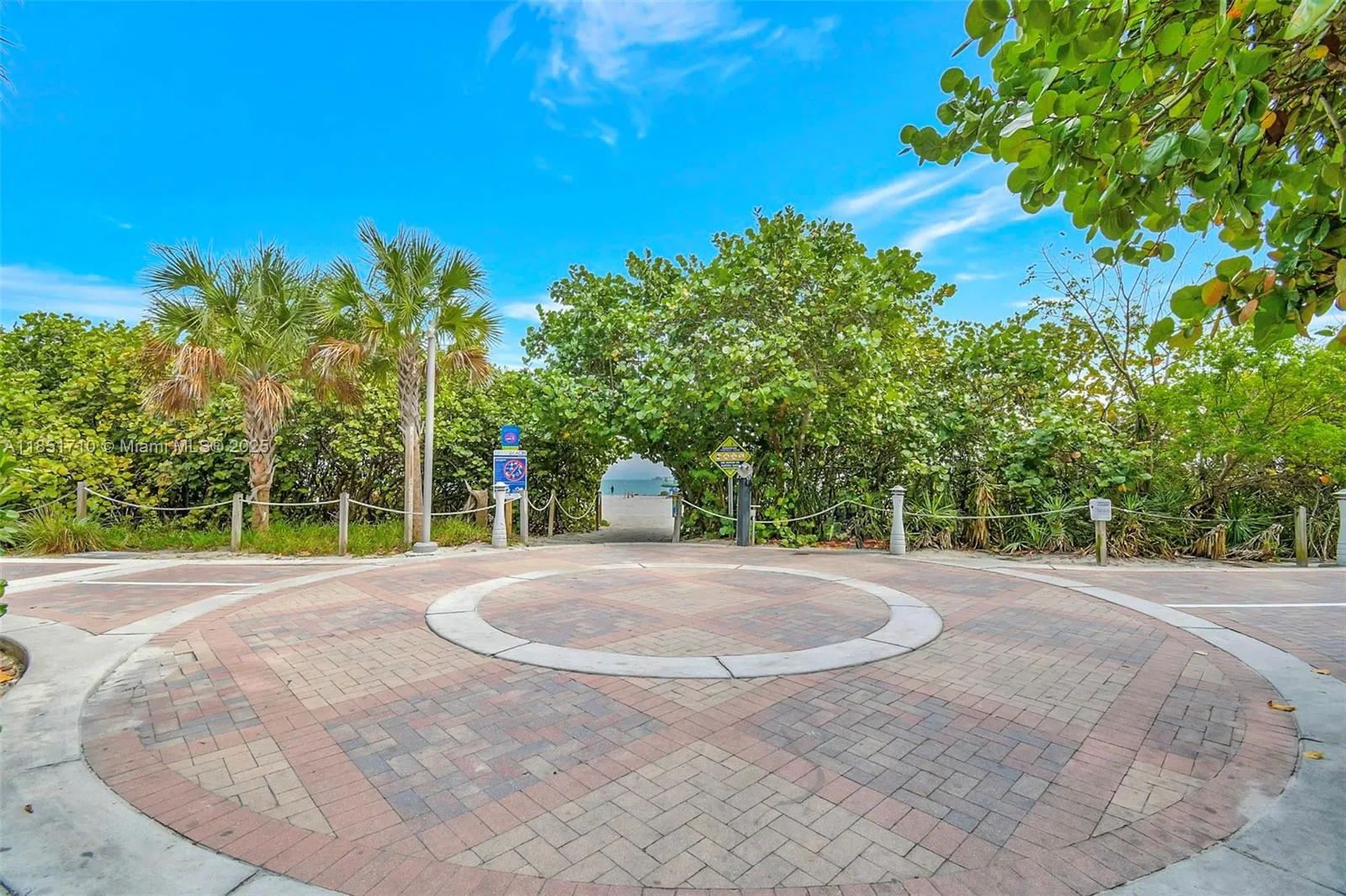2924 Collins Avenue, #303