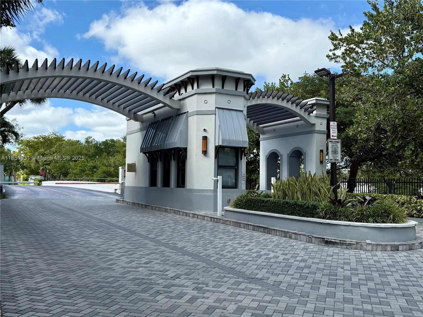 399 Poinciana Dr, #1215