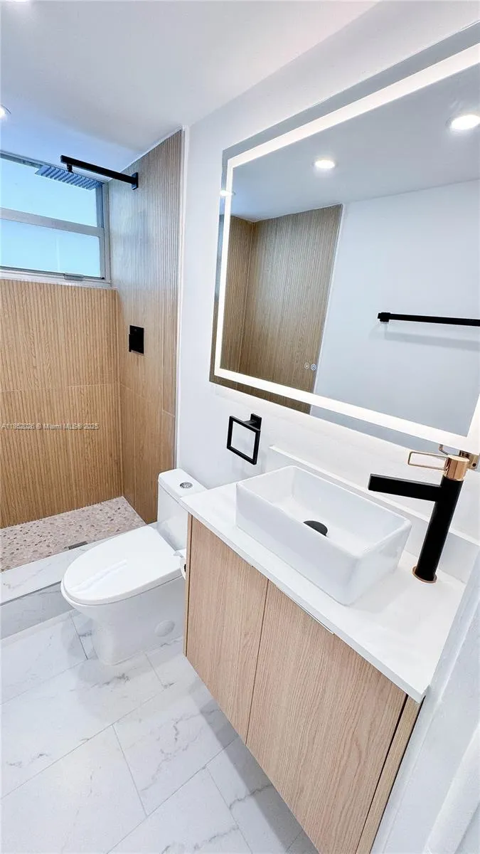 701 Collins Ave, #1F