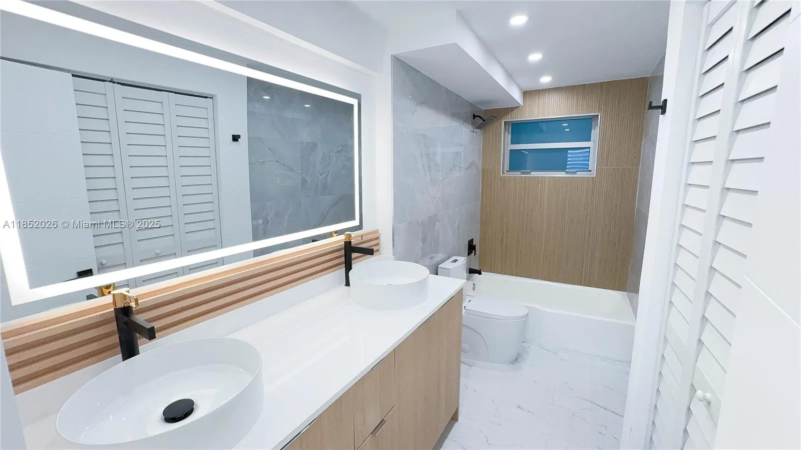 701 Collins Ave, #1F
