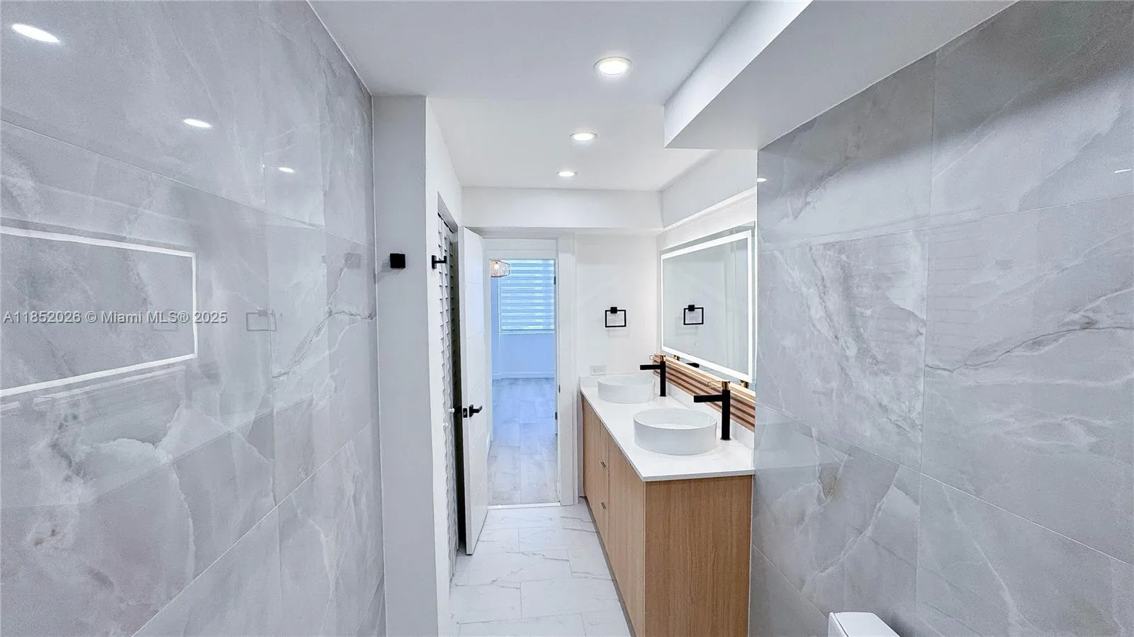 701 Collins Ave, #1F