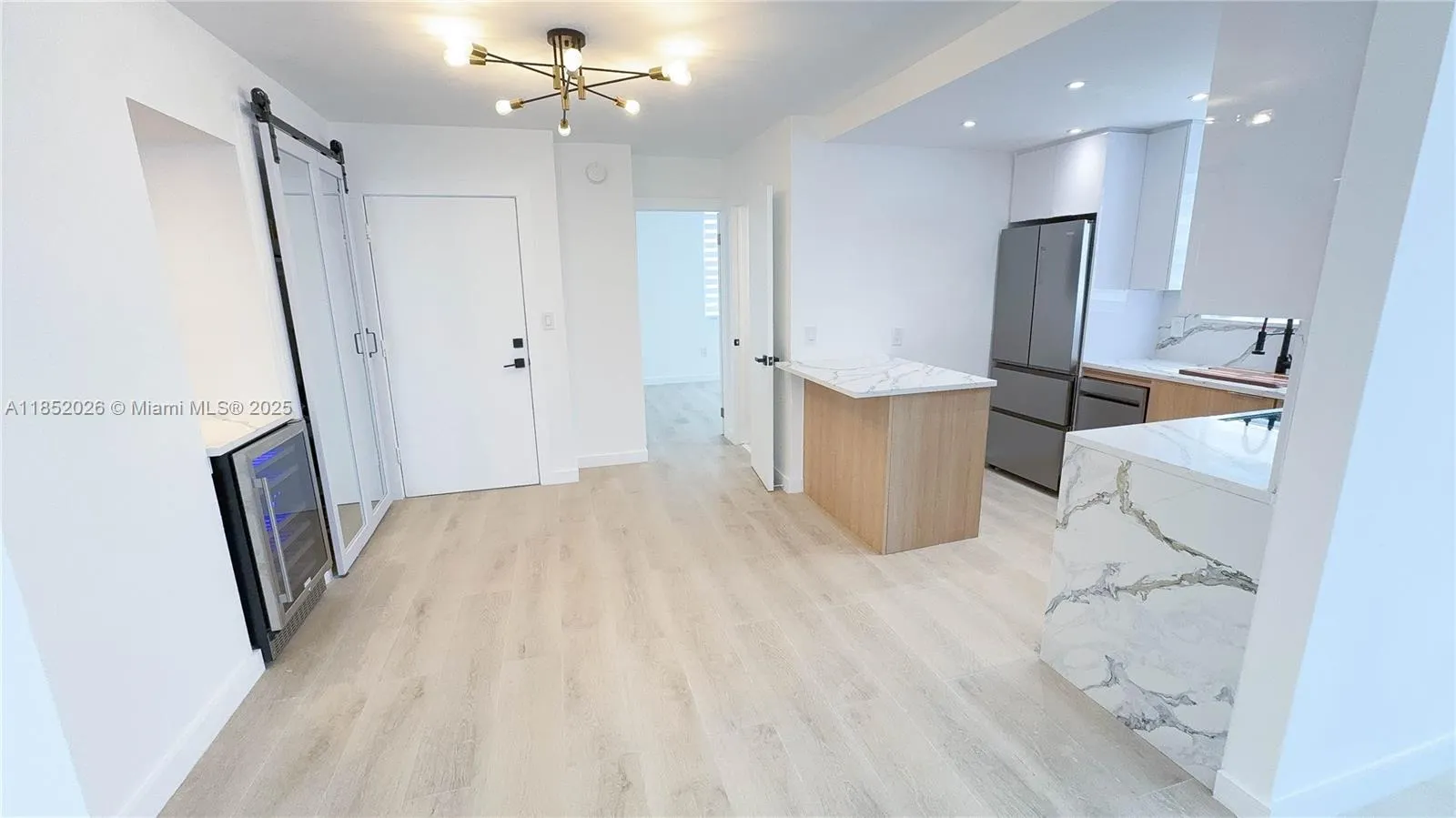 701 Collins Ave, #1F