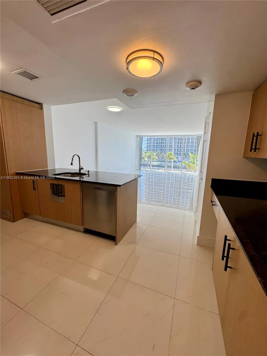 10275 Collins Ave, #316
